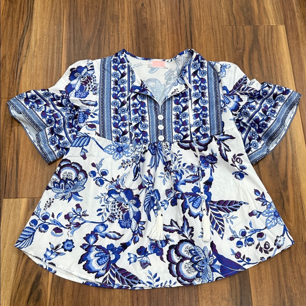 G+D+M Floral Blue and White Blouse Size Small